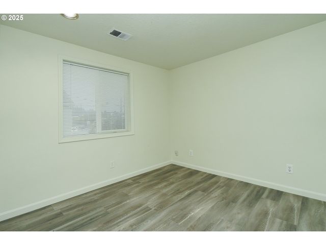 8224 Se WASHINGTON St, Portland, OR 97216