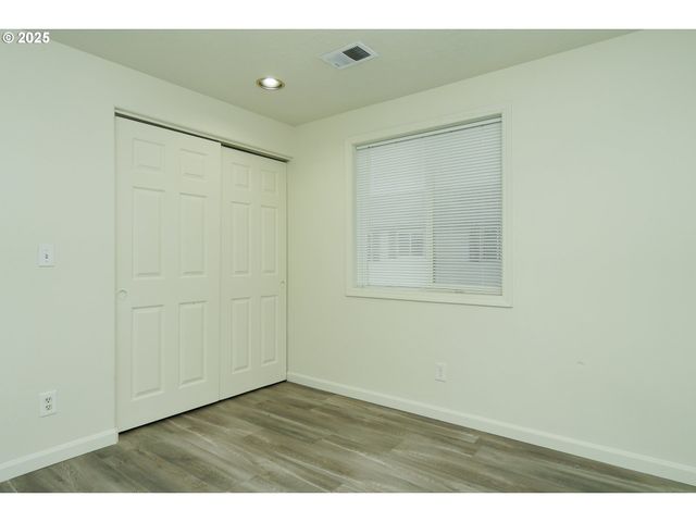 8224 Se WASHINGTON St, Portland, OR 97216