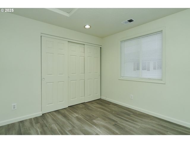 8224 Se WASHINGTON St, Portland, OR 97216