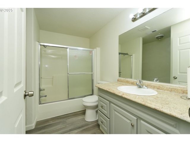 8224 Se WASHINGTON St, Portland, OR 97216