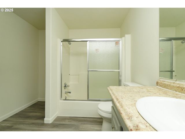 8224 Se WASHINGTON St, Portland, OR 97216