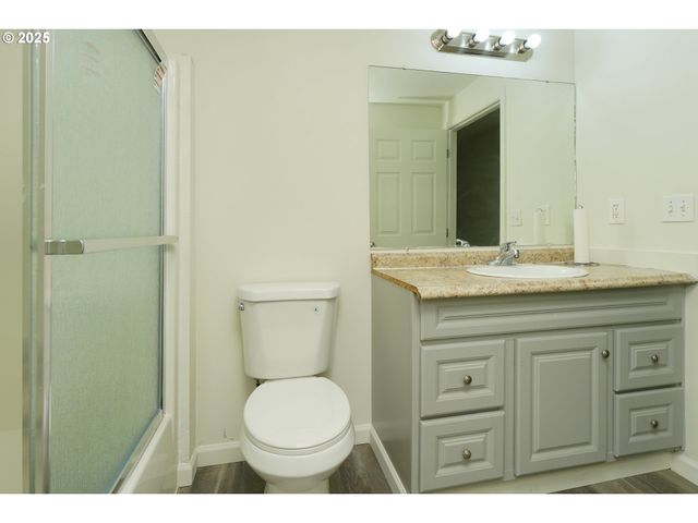 8224 Se WASHINGTON St, Portland, OR 97216