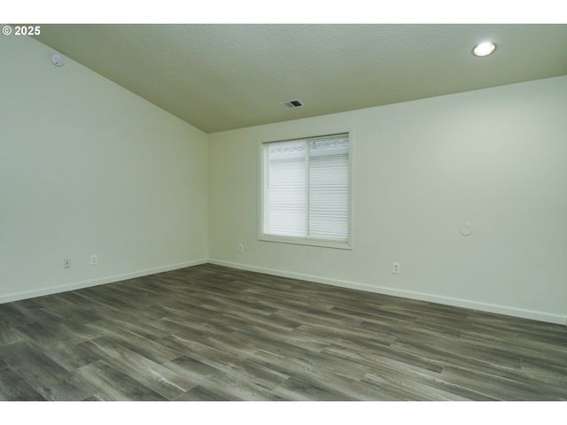 8224 Se WASHINGTON St, Portland, OR 97216