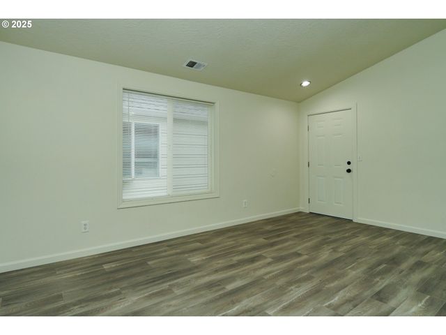 8224 Se WASHINGTON St, Portland, OR 97216