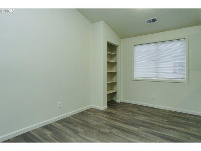 8224 Se WASHINGTON St, Portland, OR 97216