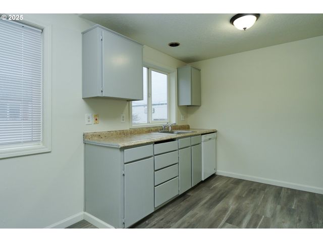 8224 Se WASHINGTON St, Portland, OR 97216