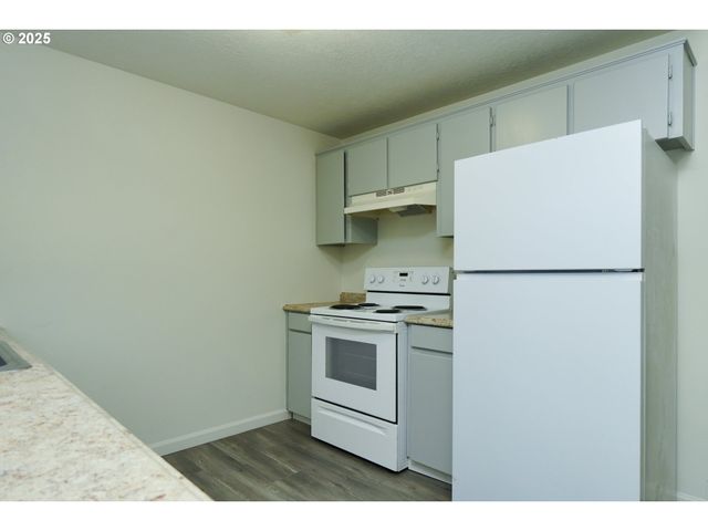 8224 Se WASHINGTON St, Portland, OR 97216