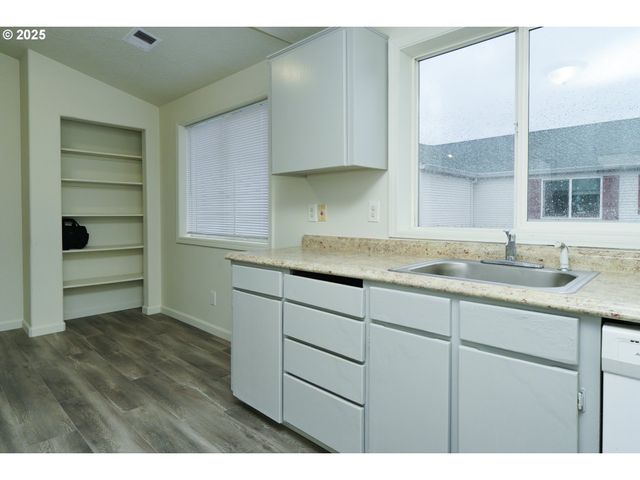 8224 Se WASHINGTON St, Portland, OR 97216