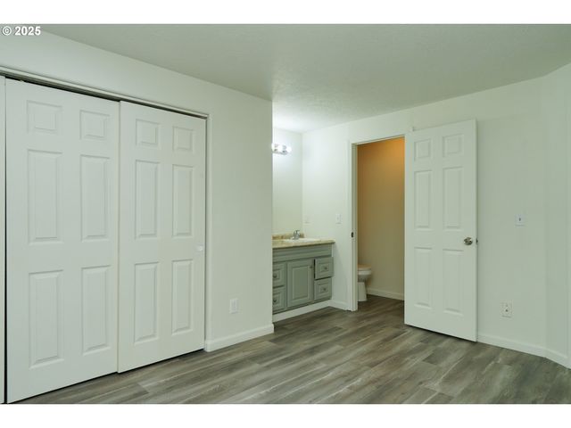 8224 Se WASHINGTON St, Portland, OR 97216