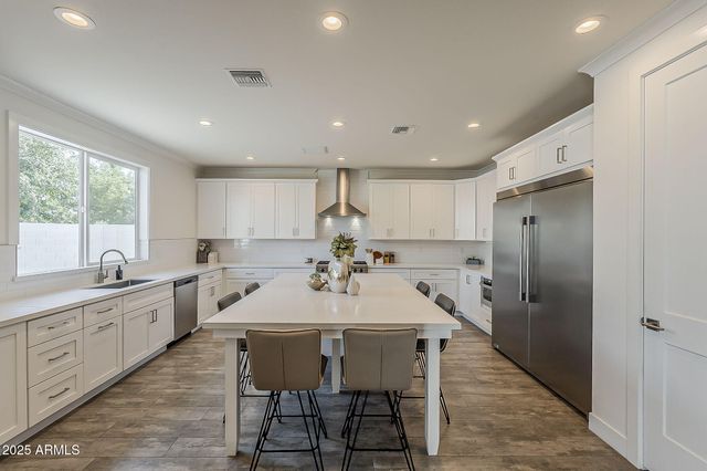 3834 E CLARENDON Avenue, Phoenix, AZ 85018