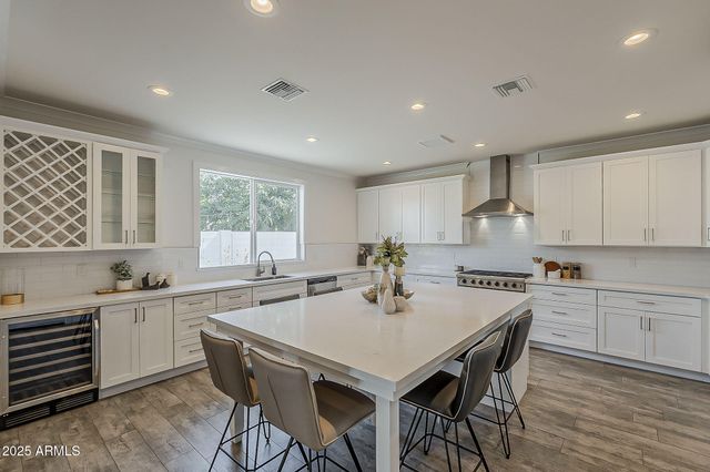 3834 E CLARENDON Avenue, Phoenix, AZ 85018