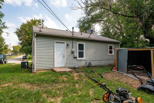 3521 E Sunview Ave, Wichita, KS 67216