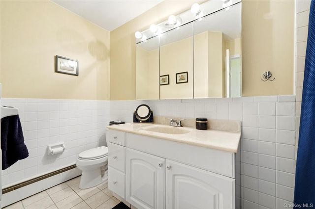 121 Drake Court, West Islip, NY 11795