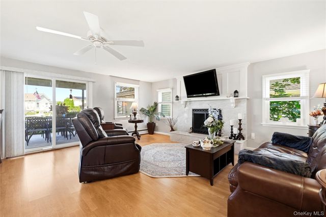 121 Drake Court, West Islip, NY 11795