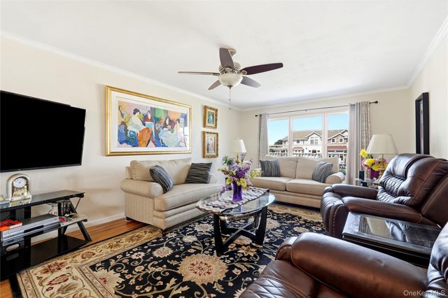 121 Drake Court, West Islip, NY 11795