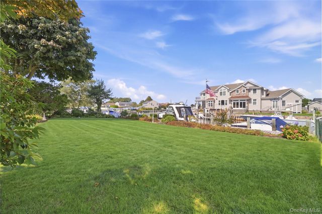 121 Drake Court, West Islip, NY 11795