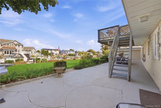 121 Drake Court, West Islip, NY 11795