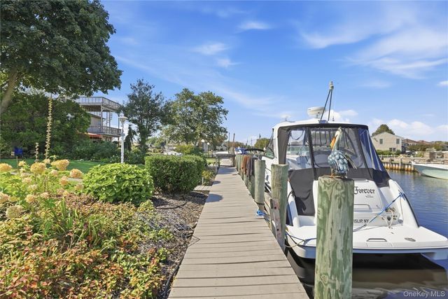 121 Drake Court, West Islip, NY 11795