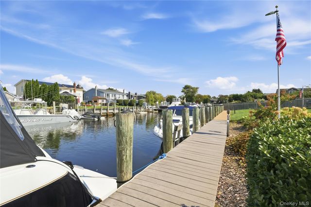 121 Drake Court, West Islip, NY 11795