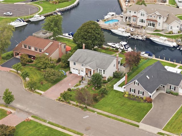 121 Drake Court, West Islip, NY 11795