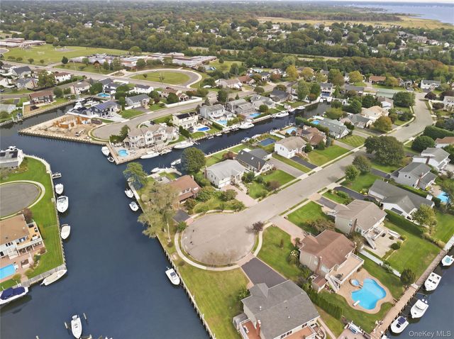 121 Drake Court, West Islip, NY 11795