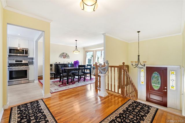 121 Drake Court, West Islip, NY 11795