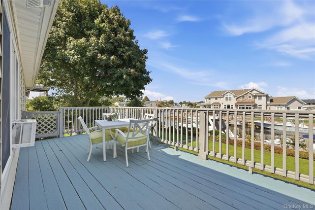 121 Drake Court, West Islip, NY 11795
