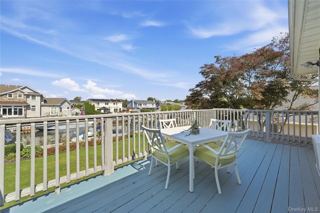 121 Drake Court, West Islip, NY 11795