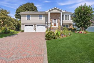 121 Drake Court, West Islip, NY 11795
