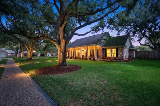 51 Dewberry Court, Lake Jackson, TX 77566