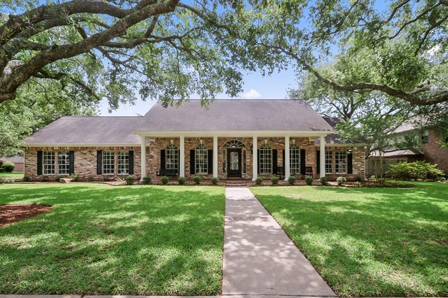 51 Dewberry Court, Lake Jackson, TX 77566