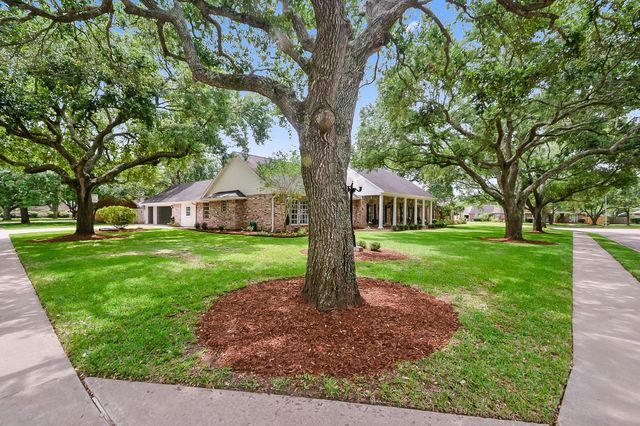 51 Dewberry Court, Lake Jackson, TX 77566
