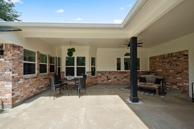 51 Dewberry Court, Lake Jackson, TX 77566