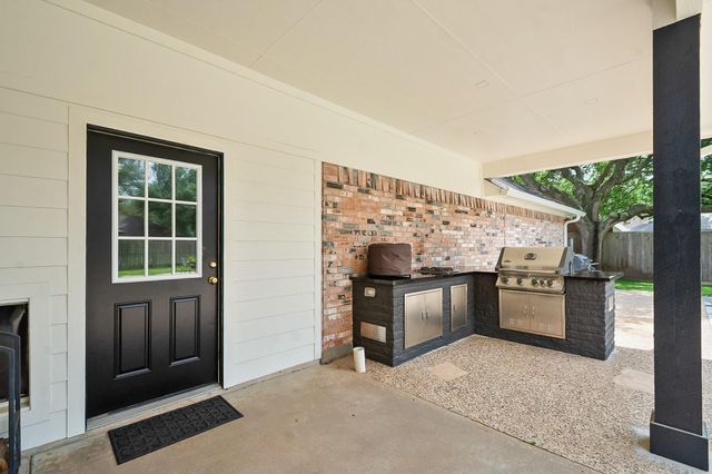 51 Dewberry Court, Lake Jackson, TX 77566