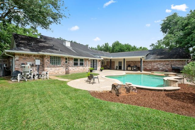 51 Dewberry Court, Lake Jackson, TX 77566