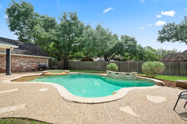 51 Dewberry Court, Lake Jackson, TX 77566