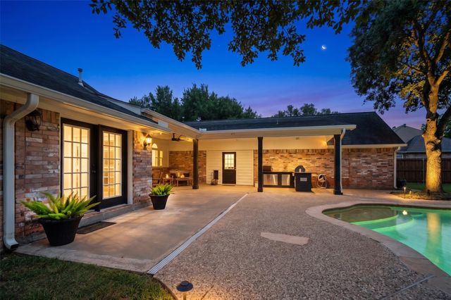 51 Dewberry Court, Lake Jackson, TX 77566
