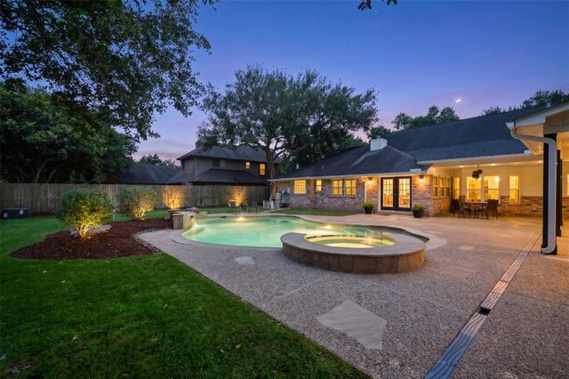51 Dewberry Court, Lake Jackson, TX 77566