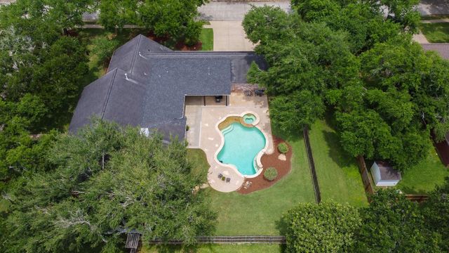 51 Dewberry Court, Lake Jackson, TX 77566