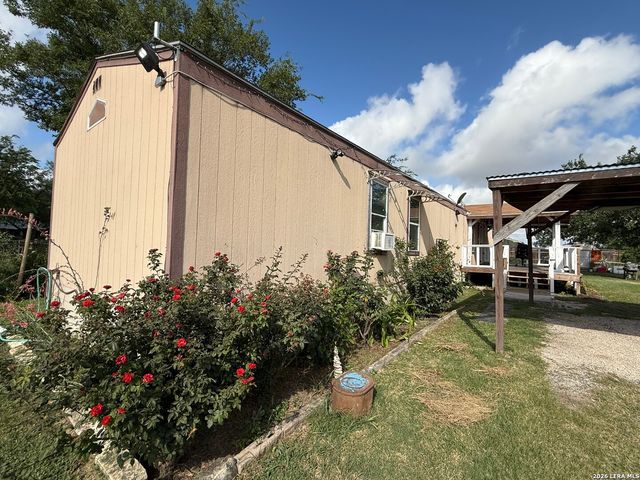 723 Kayroe Rd, Adkins, TX 78101