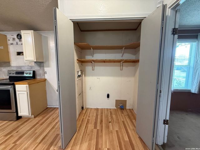 723 Kayroe Rd, Adkins, TX 78101