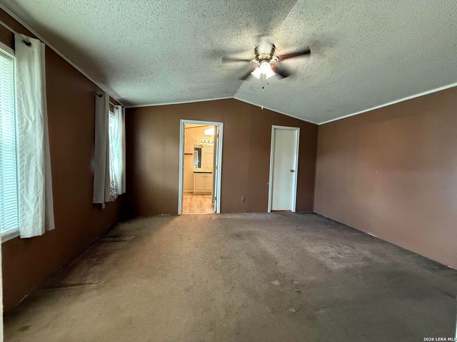 723 Kayroe Rd, Adkins, TX 78101