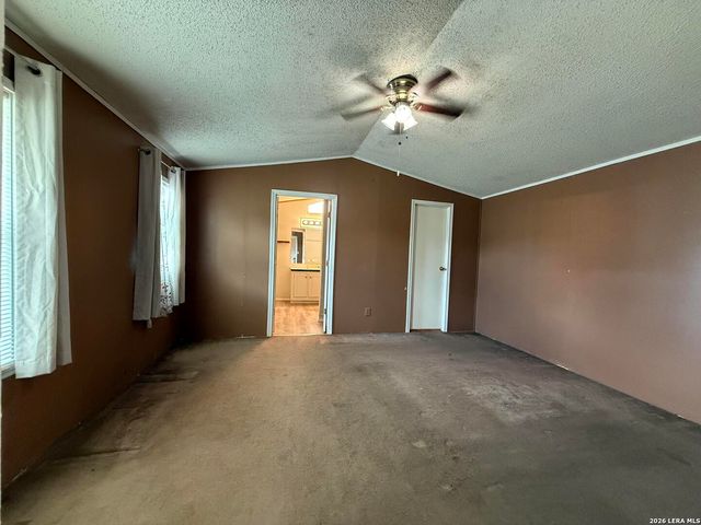 723 Kayroe Rd, Adkins, TX 78101