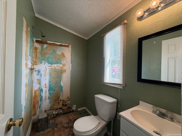 723 Kayroe Rd, Adkins, TX 78101