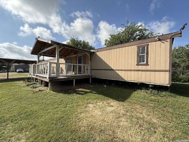 723 Kayroe Rd, Adkins, TX 78101