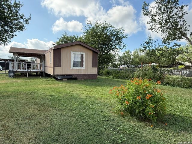 723 Kayroe Rd, Adkins, TX 78101