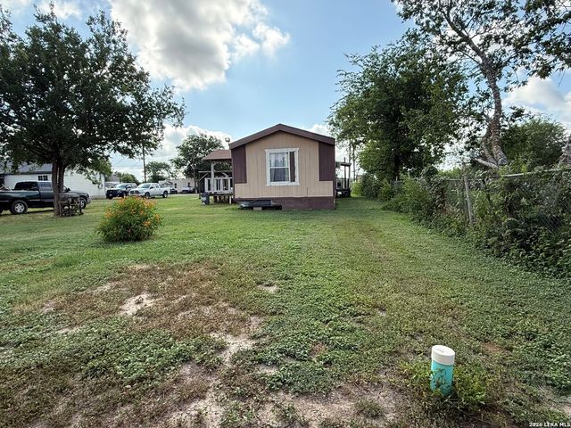 723 Kayroe Rd, Adkins, TX 78101