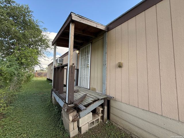 723 Kayroe Rd, Adkins, TX 78101