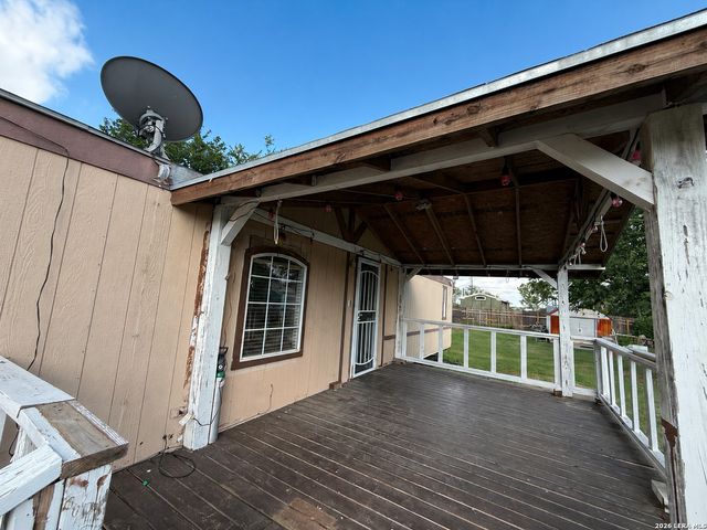 723 Kayroe Rd, Adkins, TX 78101