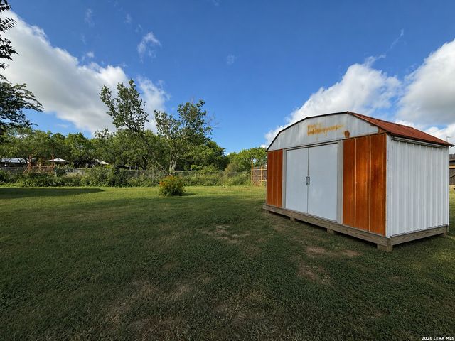 723 Kayroe Rd, Adkins, TX 78101